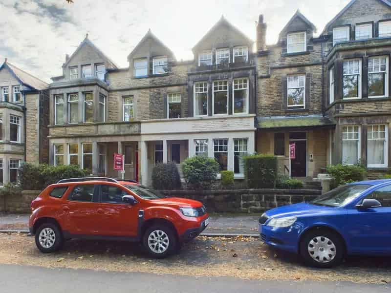 Modern 2-Bed Apartment Near Town Centre