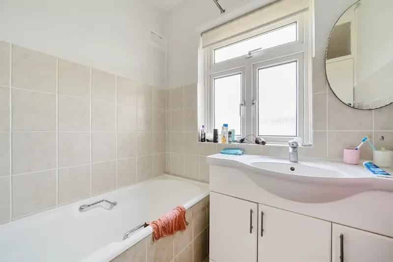 Four Bedroom Family Home with Large Garden and Conservatory