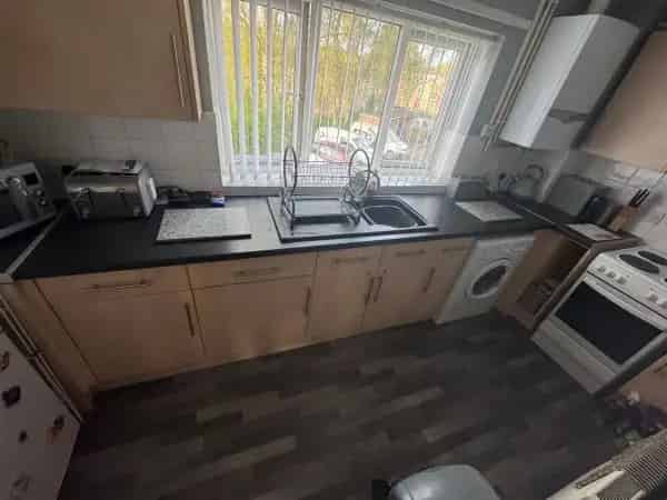 2 Bedroom Flat Near City Centre Off Road Parking