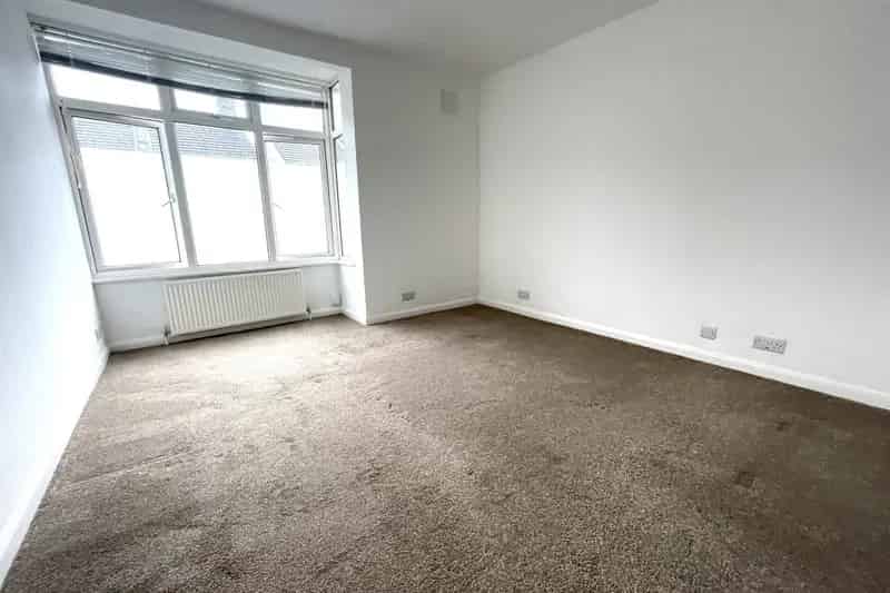 Spacious 2 3 Bedroom House with Off Street Parking and Garden