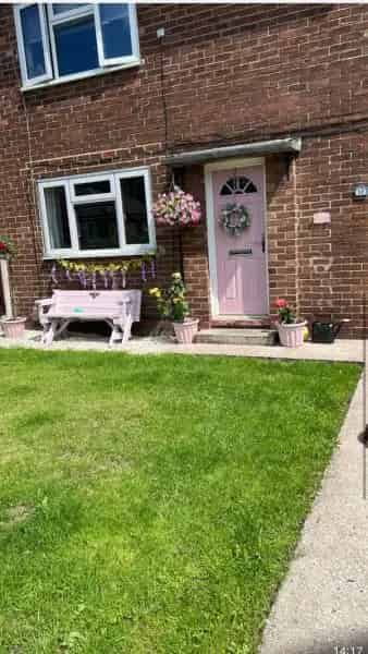 2 Bedroom House with Large Living Room and Gardens