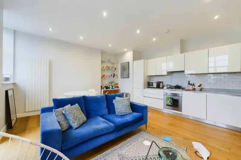 Flat near Bow Road and Bow Church Stations with nearby Parks