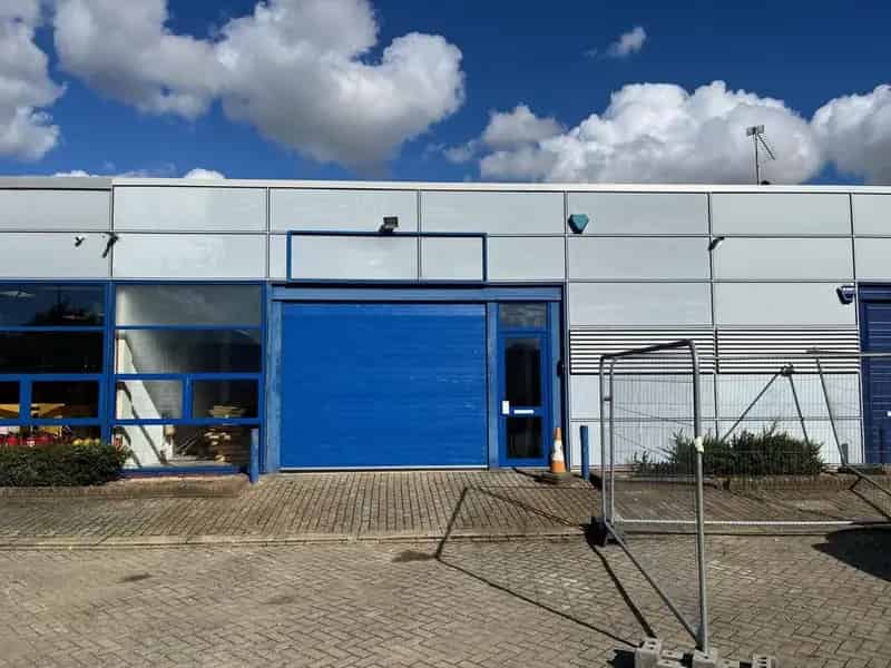 Refurbished Open-Plan Warehouse with 3m Clearance and Security