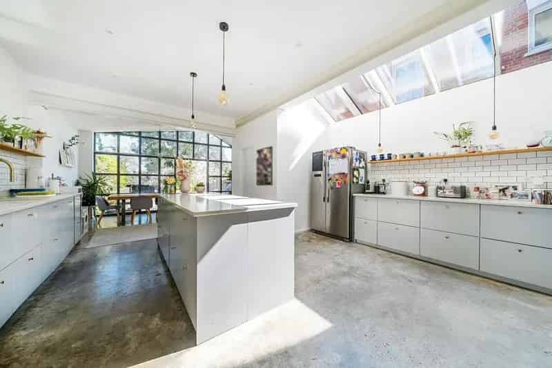 Five Bedroom Semi Detached Family Home with Garden Studio
