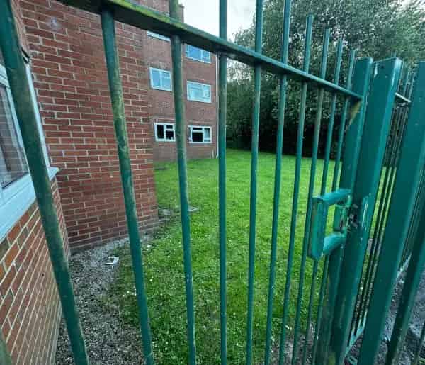 1 Bed Flat Ground Floor Laminate Flooring New Kitchen Pet Friendly