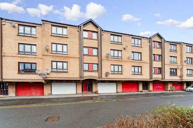 Flat to Rent in Shawlands Glasgow G41 - Unfurnished Top Floor Apartment