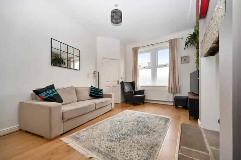 2 Bedroom End Terrace House For Sale Near Guiseley Train Station
