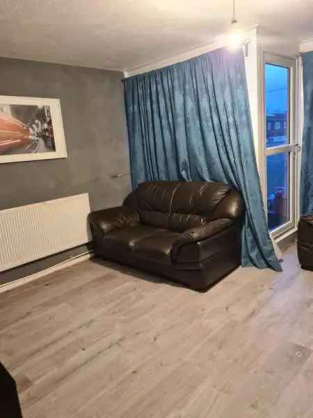 Flat For Rent in Mole Valley, England