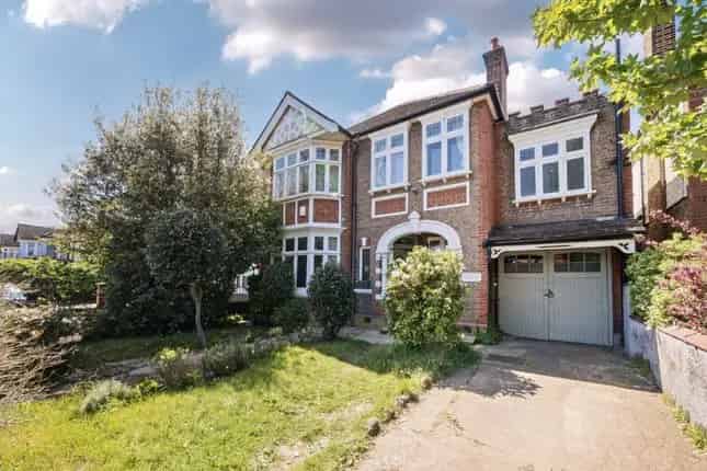 4 Bedroom Detached House for Sale Gunnersbury Avenue Ealing W5