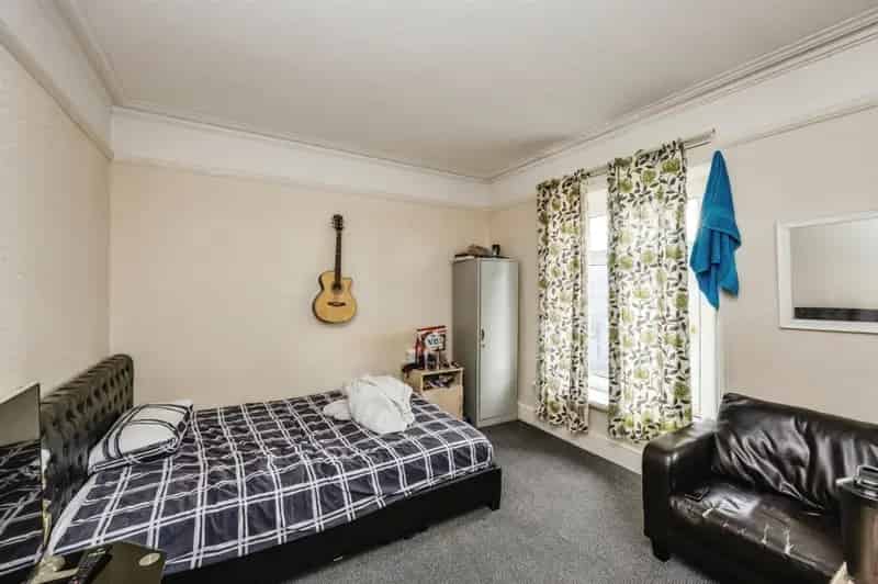 4 Bedroom Terraced House Near Amenities and Transport