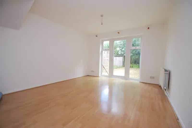 2 Double Bedroom House with Garden and Driveway Parking