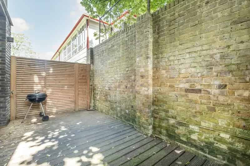 2 Bedroom Flat for Sale in Roehampton