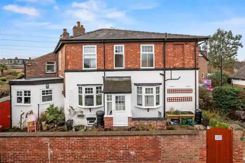 4 Bedroom End Terrace House for Sale