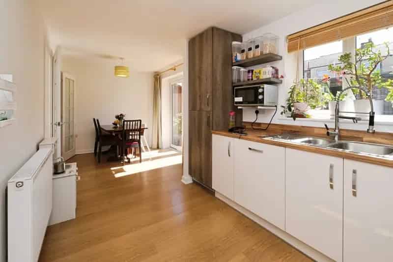 3 Bed Detached House with Garage and Landscaped Garden