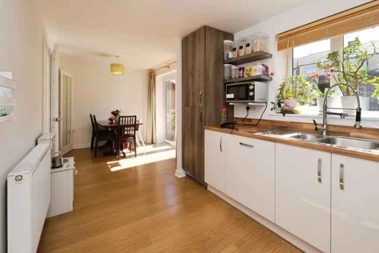3 Bed Detached House with Garage and Landscaped Garden