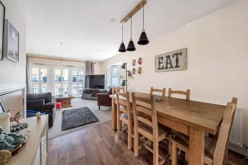 Five Bedroom End of Terrace House in Lee with Private Driveway