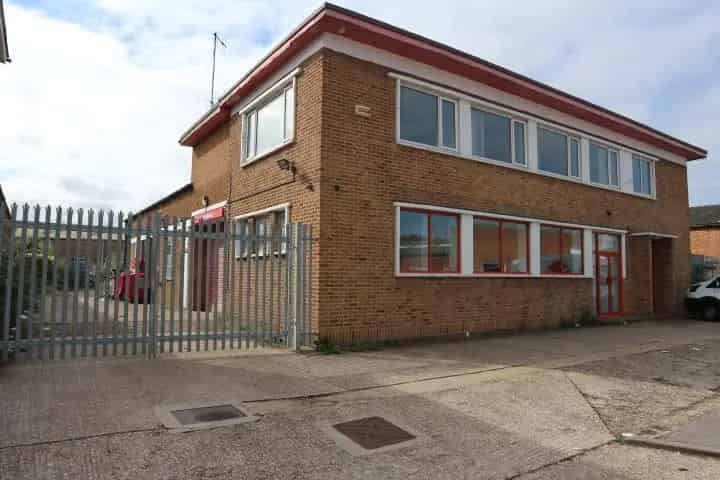 Detached Warehouse And Trade Counter Unit To Let In Reading