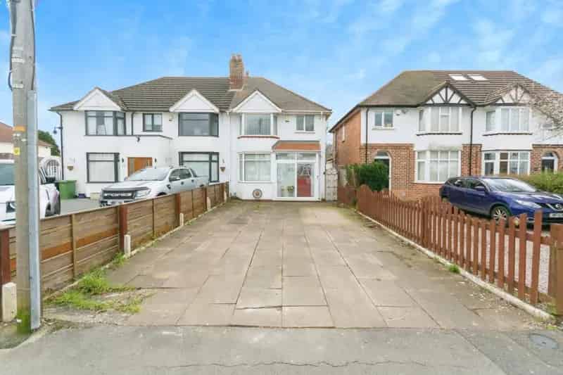 3 Bedroom House For Sale - Modernisation Needed