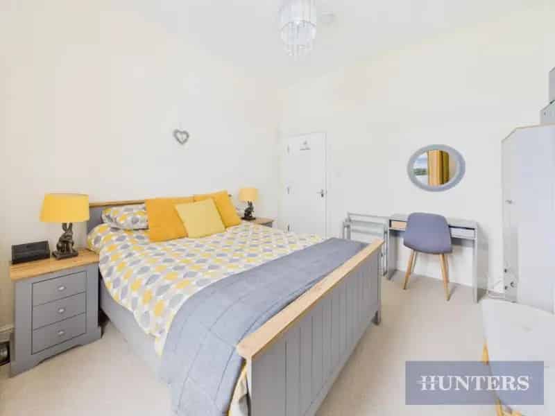 1 Bed Flat for Sale in Scarborough - Modern Apartment with Cricket Ground Views