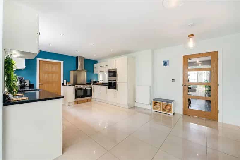 5 Bed Family Home with Large Garden and Garage