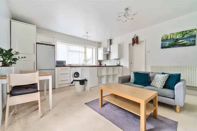 2 Bedroom Flat for Sale Cumnor Hill End of Chain