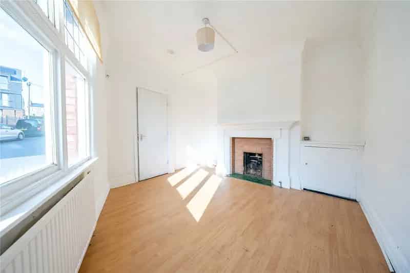 Four Bedroom End Terrace House Near Amenities