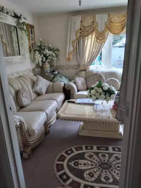 2 Bed House in Barnet Hertfordshire Near Shops Schools and Hospital