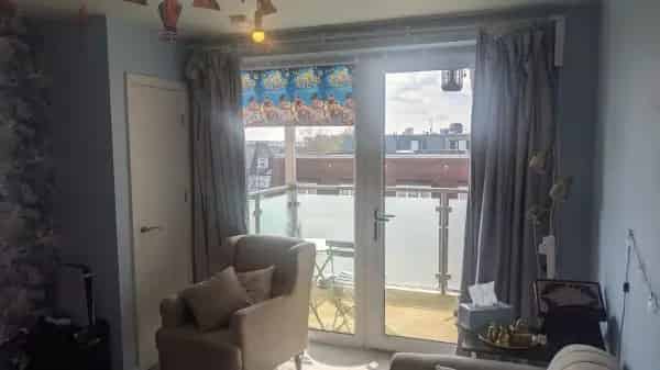 Huge 1-Bedroom Flat Near Town Centre 3 Train Stations