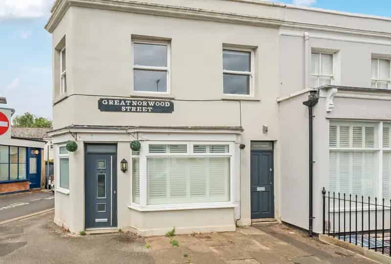 2 Bedroom Flat Apartment for Sale Near Bath Road