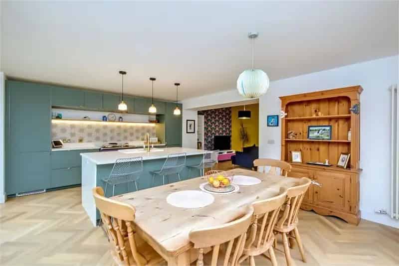4 Bed House - Detached with 3 Reception Rooms