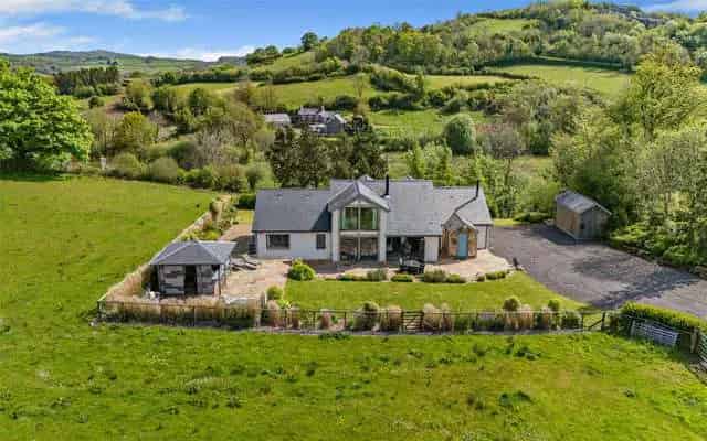 Luxury Country Property with Indoor Pool and Leisure Barn
