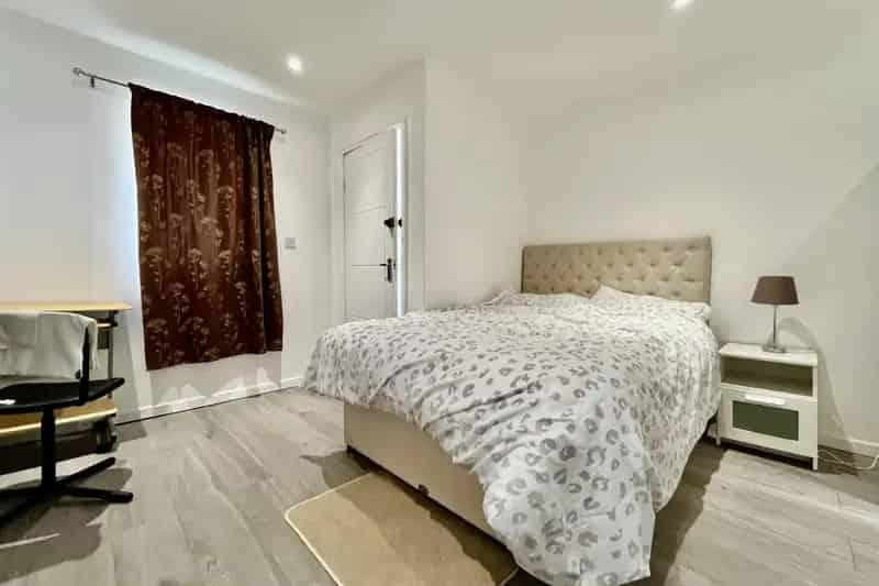 Five Bedroom House in Beeston - Fully Furnished - Zero Deposit Guarantee