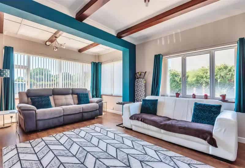 Five Double Bedroom Detached House with Two Ensuites and Large Garden