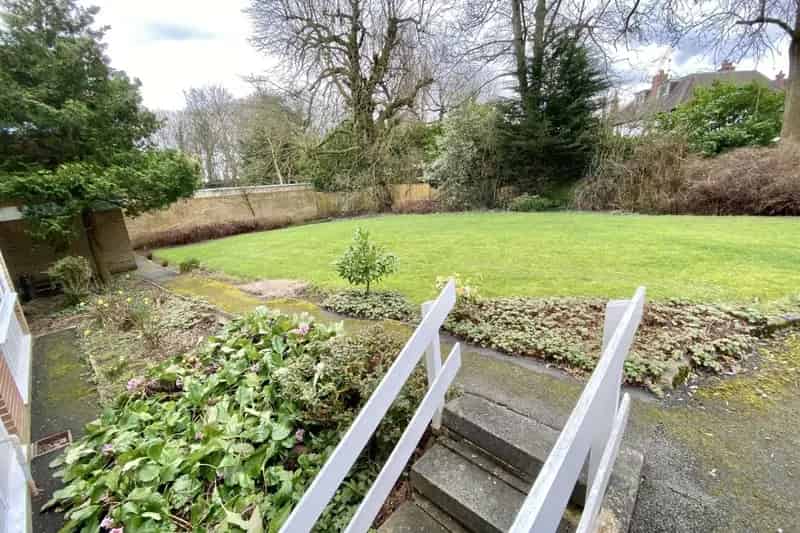 2 Bed Flat Oakwood South Facing Garden Near Roundhay Park