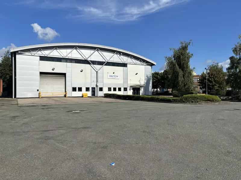 Modern Warehouse Unit Trafford Park - 9m Eaves, Office Space