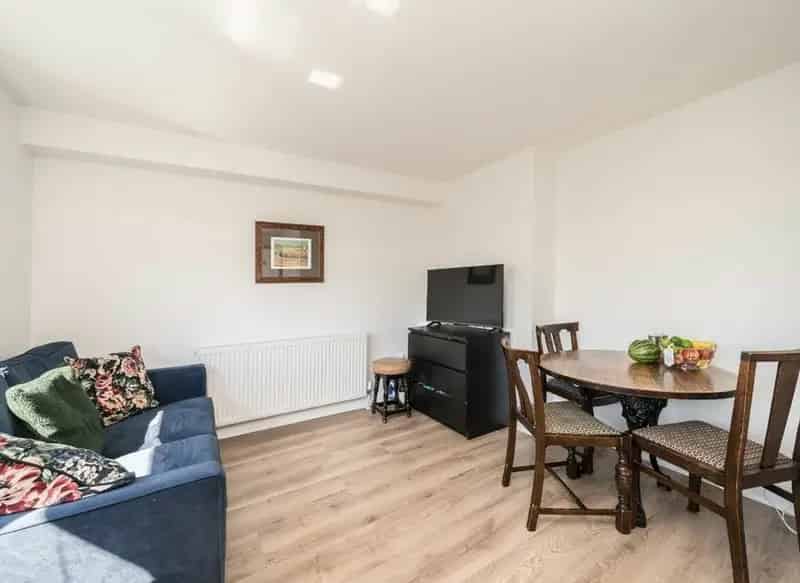 2-Bed Maisonette 750 sq ft Ensuite Parking Long Lease No Chain