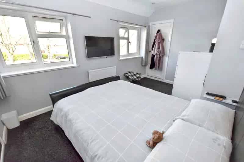 Charming Semi Detached House Near Leeds City Centre