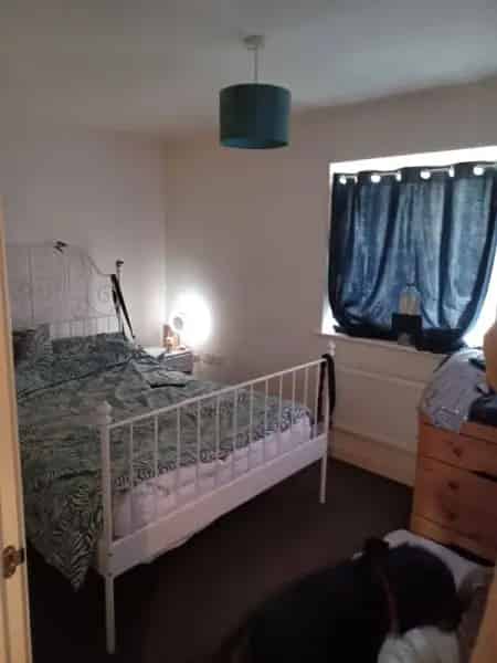 2 Bed House Lovely Area Shops Pubs Parks Schools