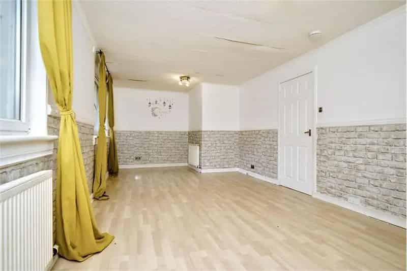 4 Bed Semi-Detached House with Garden - Family Home