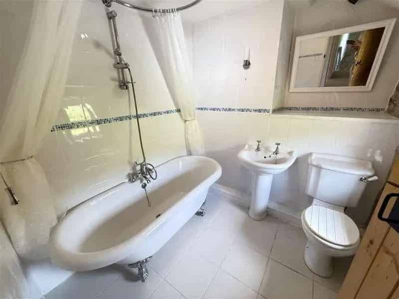8 Bed Property with Farmland and Cottages for Sale