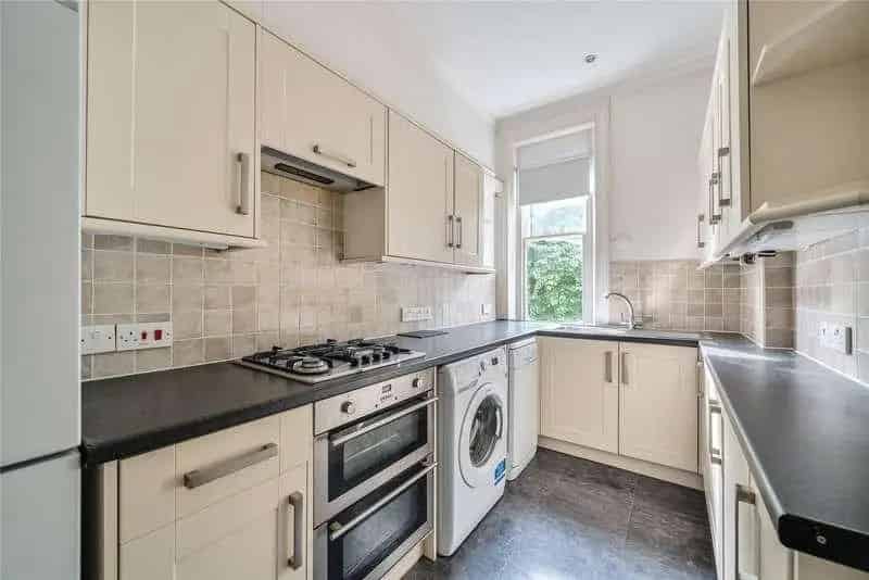 1 Bed Flat for Sale in Surbiton - St Andrew's Square