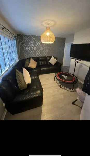 2 Bedroom House Newly Decorated Driveway Large Garden