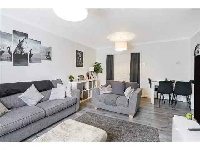 2 Bedroom Flat for Sale - Beautifully Presented Lower Cottage Flat