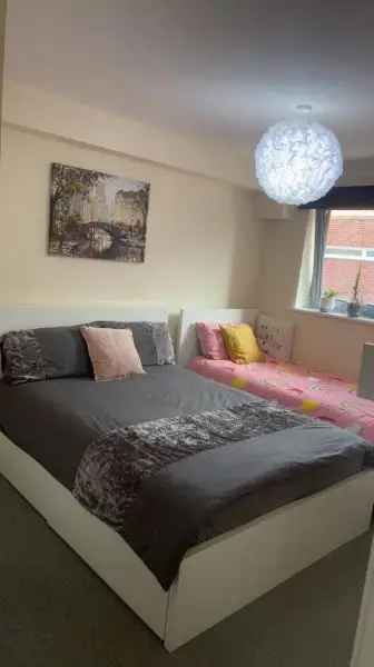 2 Bedroom Flat Fratton New Carpet Big Kitchen