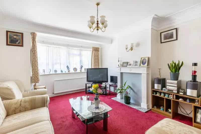 Three Double Bedroom Semi-Detached House with Large Garden and Garage