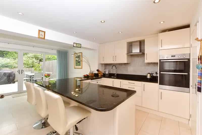 3 Bedroom Semi Detached House Near Ashford International Station