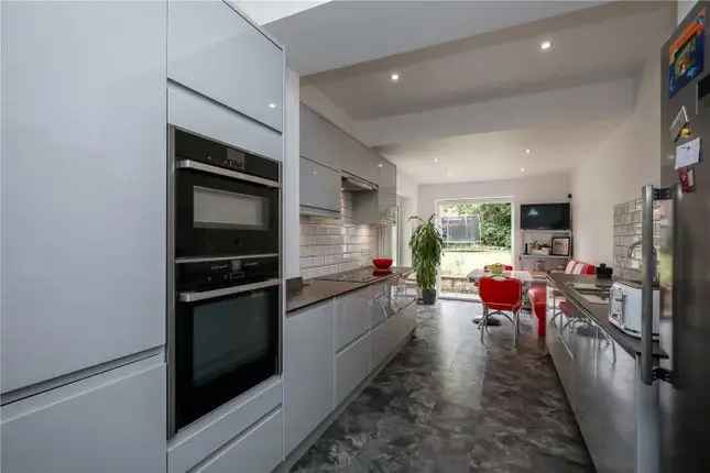 5 Bedroom Detached House for Sale in London W3