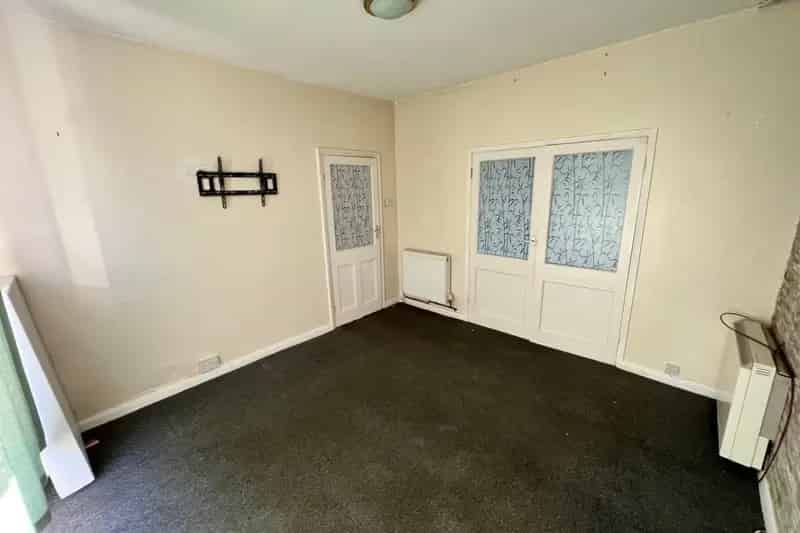 Three Double Bedroom House Near Town Centre and Train Station