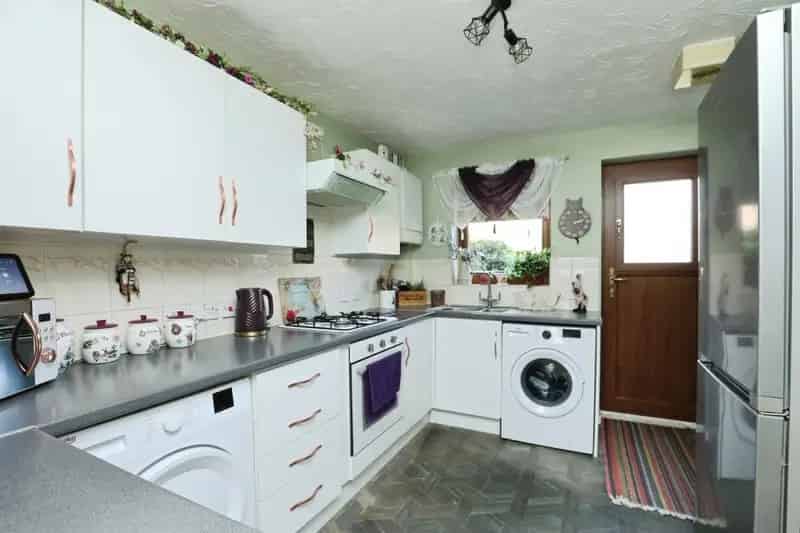 3 Bed Detached House Large Garden Ample Parking