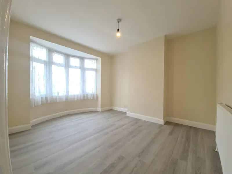3 Bed Semi Detached House Driveway Parking Garden EPC D Council Tax B
